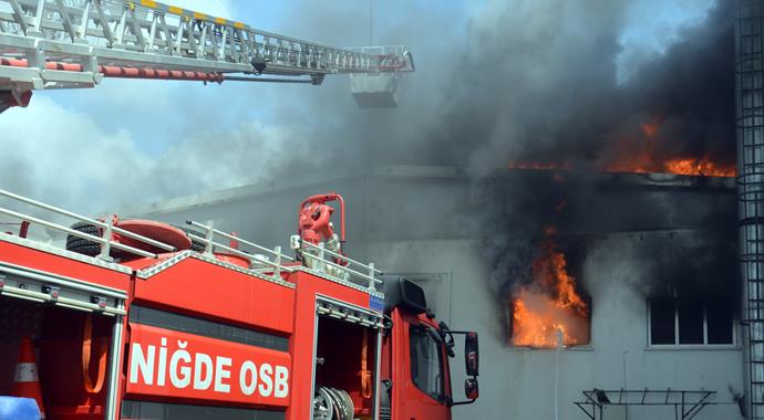 Deri fabrikasında feci yangın